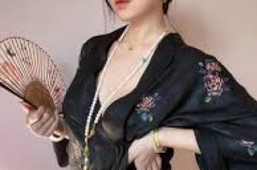 结婚几十年零绯闻看清何冰妻子是谁后才懂他为何不敢乱来